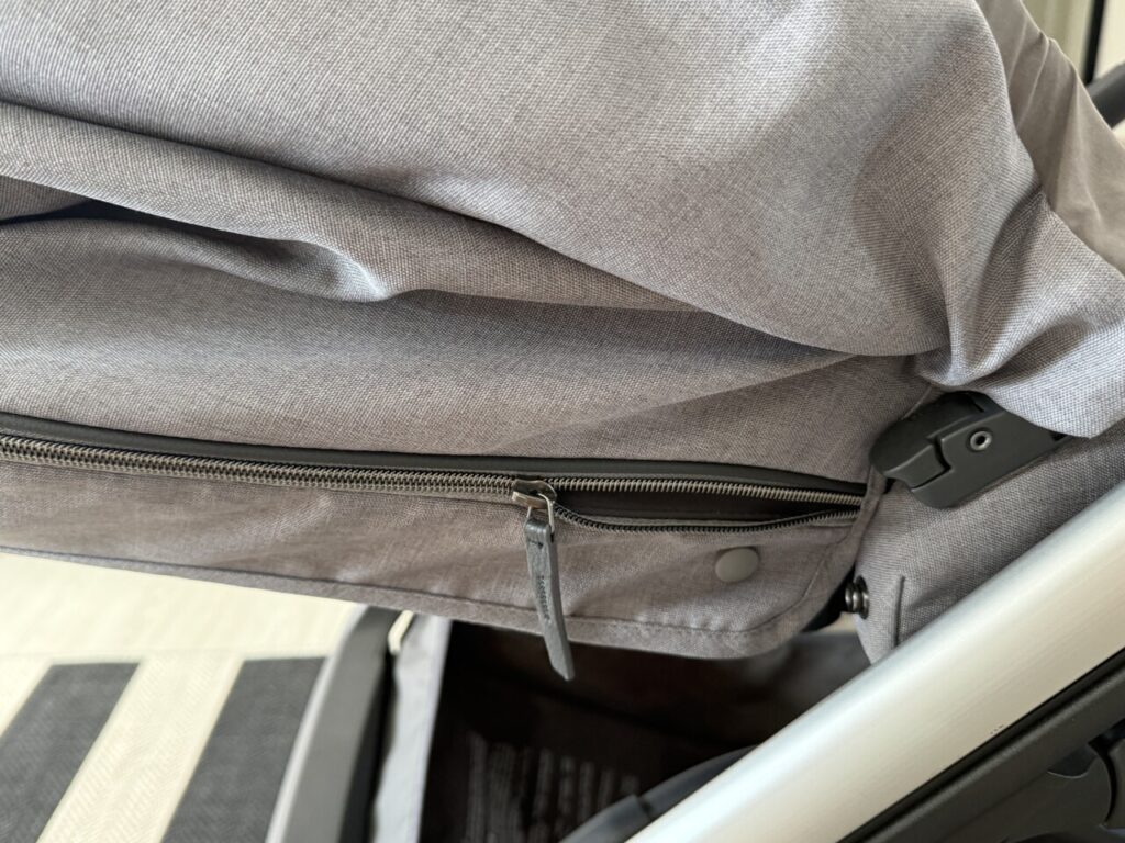 가림막 지퍼와 연결부 주변의 스냅 단추를 가까이 촬영한 사진