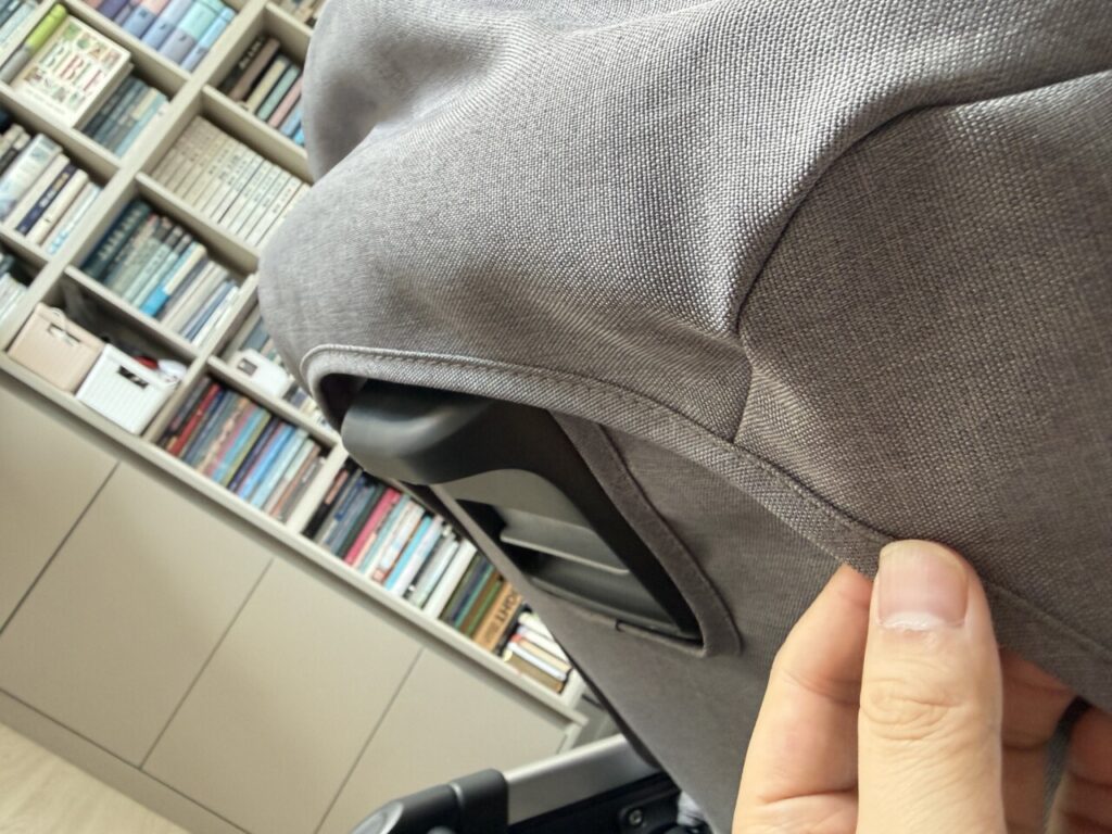가림막 원단을 들춰 안쪽 연결부를 확인하는 모습