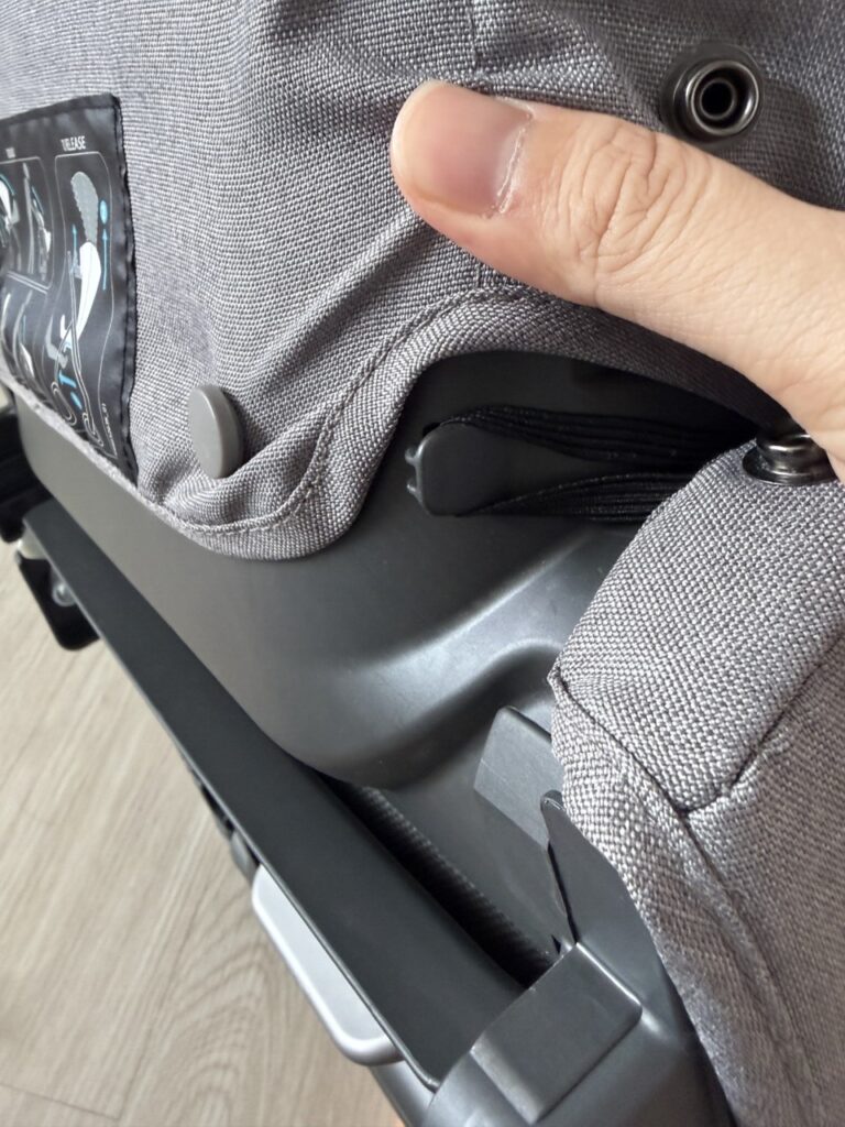 시트 옆쪽 원단 아래 숨어 있는 단추와 끈