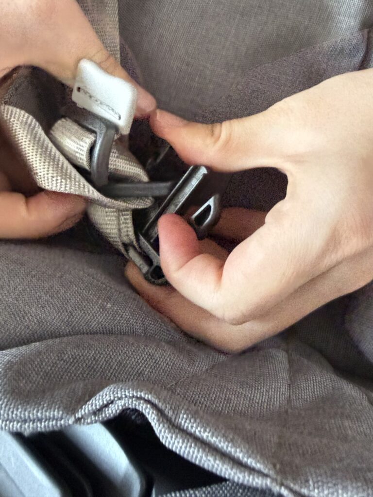 손으로 잡고 돌리는 벨트의 검은색 플라스틱 고정부 근접 사진