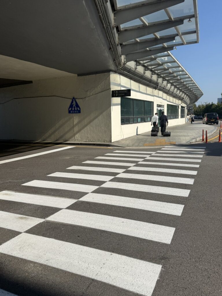 공항 바깥 국립항공박물관으로 가는 길의 횡단보도