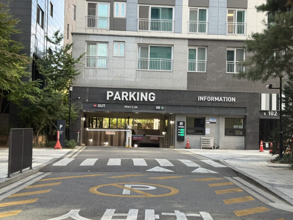 베이비하우스 마곡점과 연결된 상가 주차장 입구