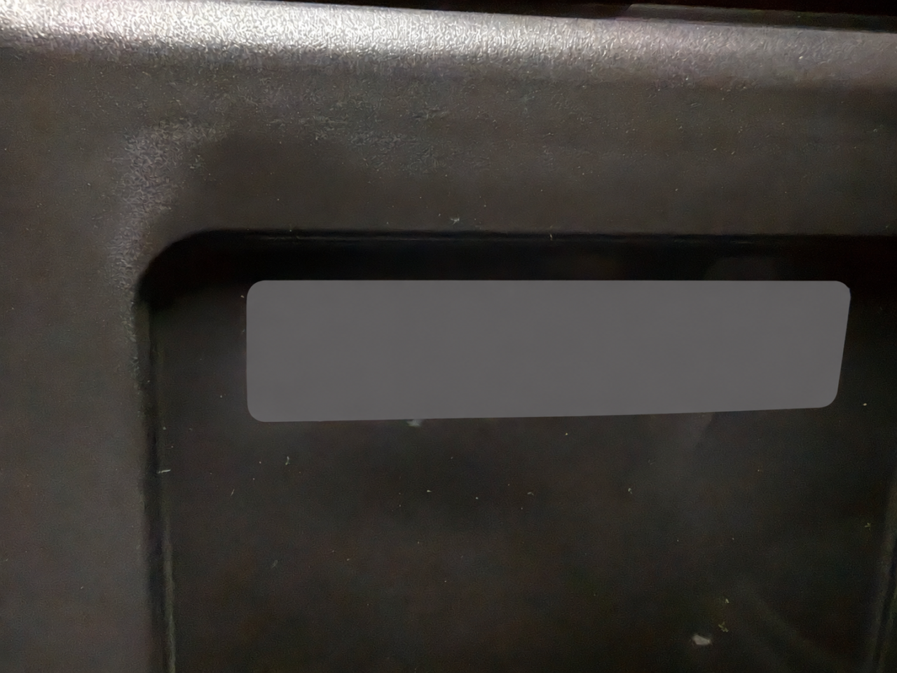 정품번호가 완전히 가려진 조이 카시트 하단 제품 정보 스티커 위치